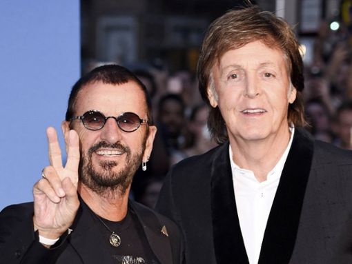 Ringo Starr - mit Peace-Pose - und Paul McCartney. Foto: imago/Future Image International