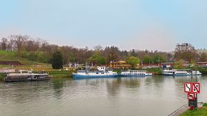 Die aktuelle Flotte des Neckar-Käpt’n: das Partyfloß (links), die Bad Cannstatt und zwei Schiffe aus Heilbronn. Foto: Iris Frey