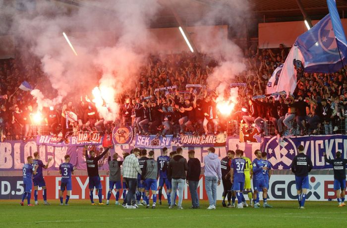 Twitter-Reaktionen zu Stuttgarter Kickers: „Das Stadion brennt“ – Fans feiern Pokal-Kracher