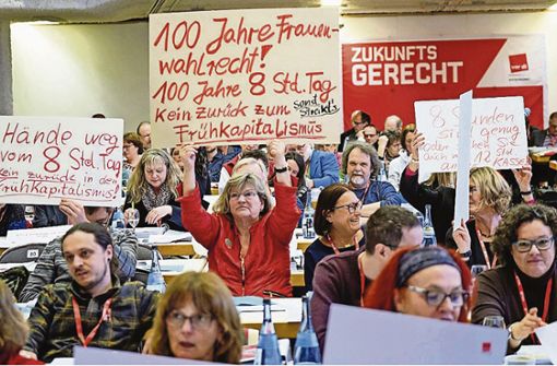 Die  Wirtschaftsministerin wird von den Verdi-Delegierten  in Leinfelden mit Protestschildern empfangen. Foto: Graffiti/Röttgers