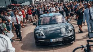 Im September feiert der Taycan als erstes Elektroauto von Porsche Weltpremiere. Beim Festival of Speed im britischen Goodwood ging in diesem Monat ein Prototyp dieses Stromers an den Start. Foto: Porsche