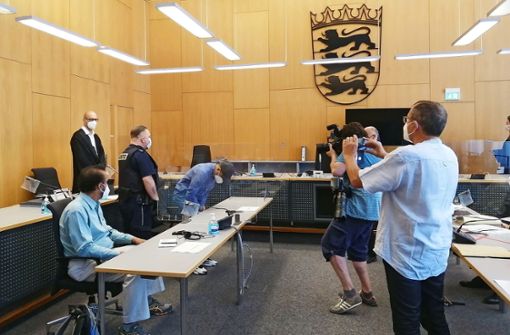 Auch am zweiten Prozesstag schwieg der Angeklagte (vierter von links) im Mordprozess vor dem Landgericht Ulm. Foto: Michael Scheifele