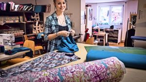 Die Maßschneiderin Eileen Domning arbeitet bei der Roten Zora, weil diese nachhaltige Kleidung produziert. Foto: Lichtgut/Achim Zweygarth