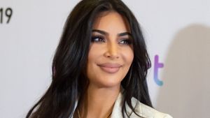 Kim Kardashian präsentiert Nippel-BH
