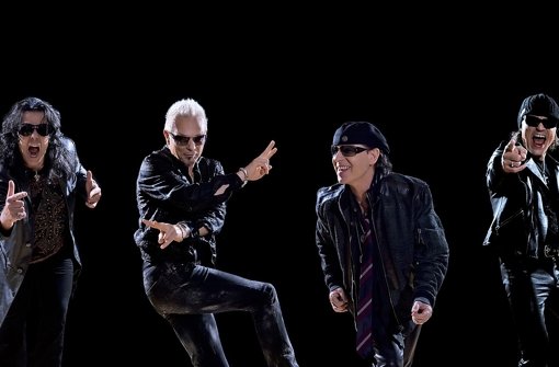 Gute Laune bis zum Schluss: Die Scorpions um die Gründungsmitglieder Rudolf Schenker (2. v. li.) und Klaus Meine (Mitte) Foto: Marc Theis