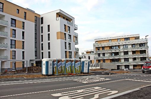 Noch sind Bauarbeiten im Gange, im September sollen dann aber auch sämtliche Eigentumswohnungen auf dem Areal Roter Stich fertiggestellt sein. Foto: Bernd Zeyer
