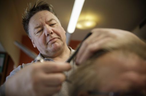 Bodo Meyer ist bei den Kunden sehr beliebt, vor allem wegen seiner Kopfmassage. Foto:  