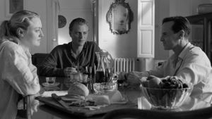 In der Netflix-Serie Ripley schleicht sich Hochstapler Tom Ripley (Andrew Scott, r.) bei Dickie Greenleaf (Johnny Flynn) und Marge Sherwood (Dakota Fanning) ein, und möchte am liebsten nie wieder gehen. Foto: Netflix