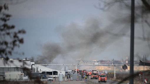Der Brand verursachte dichte Rauchwolken über dem Flughafen. Foto: dpa/Sebastian Gollnow