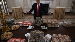 Donald Trump tischt auf: Es gibt reichlich Fast Food für ein Football-Team. Foto: AP