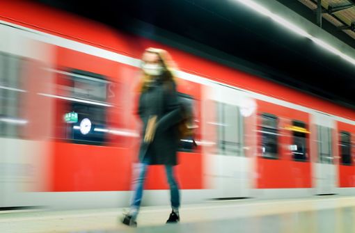 Verkehrte Welt: Im S-Bahn-Verkehr gibt es oft Übergriffe, bei denen die Opfer nicht bekannt werden. Foto: Lichtgut/Max Kovalenko