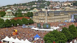 So war es bei der WM 2006: gemeinsames Fußballschauen auf dem Schlossplatz. Foto: imago//Hettrich