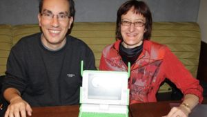 Marc Schuller und Erika Cammi vom Verein WCE haben bereits 100 neue Laptops vom Typ OX-1.5 nach Ruanda geliefert. Foto: Ralf Recklies