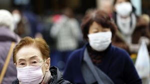Menschen in Tokio versuchen sich mit Masken zu schützen. Foto: dpa/Eugene Hoshiko