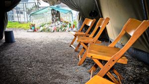 Am Tatort wurde eine Gedenkstätte Im April 2023 eingerichtet, um an Lukas G. zu erinnern und ihm Respekt zu erweisen. Ein Raum der Stille wurde ebenfalls aufgebaut, um denjenigen, die trauern, einen Ort zu geben, um ihre Gedanken zu sammeln und um Ruhe zu finden. Foto: Karsten Schmalz