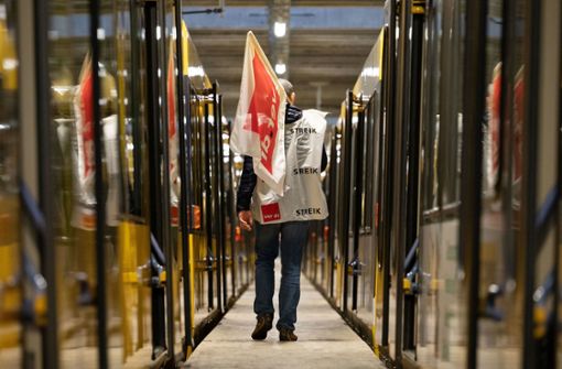 Am Donnerstag streiken die Mitarbeiterinnen und Mitarbeiter der Stuttgarter Straßenbahnen AG (SSB) erneut für einen Tag. Foto: dpa/Marijan Murat
