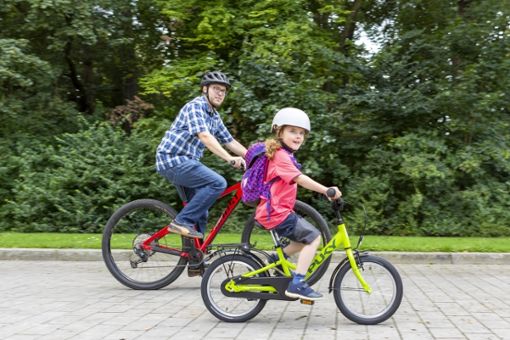 Mit dem Fahrrad zur Schule fahren, das schont nicht nur die Umwelt, sondern sorgt gleich am Morgen für Bewegung und gute Laune. Gerne dürfen die Eltern die jüngeren Schüler dabei begleiten. Das gibt Sicherheit - wie unsere Übungen in der Bilderstrecke.