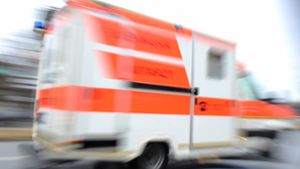 Ein Rettungswagen brachte den 82-Jährigen in ein Krankenhaus. Foto: dpa (Symbolbild)