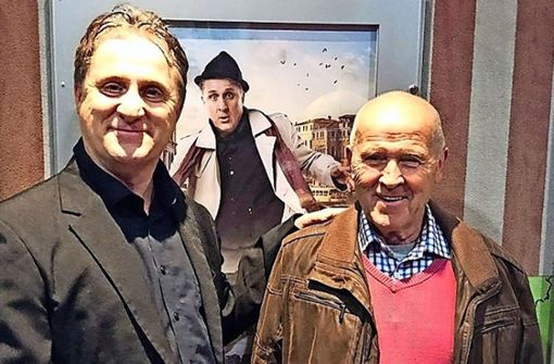 Bernd Kohlhepp (links) mit  seinem 81-jährigen Vater Fritz  Kohlhepp  vor dem Kinopalakt bei der Premierenparty für den Film „Canale Grande“. Foto: ubo