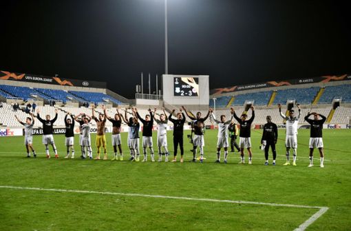Das Team der Eintracht Frankfurt bedankt sich für die Unterstützung der Fans. Foto: AFP