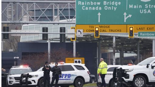 Polizisten sperren den Eingang zur Rainbow Bridge. Der Grenzübergang zwischen den USA und Kanada wurde geschlossen, nachdem ein Fahrzeug an einem Kontrollpunkt auf einer Brücke in der Nähe der Niagara Fälle explodiert war. Foto: dpa/Derek Gee
