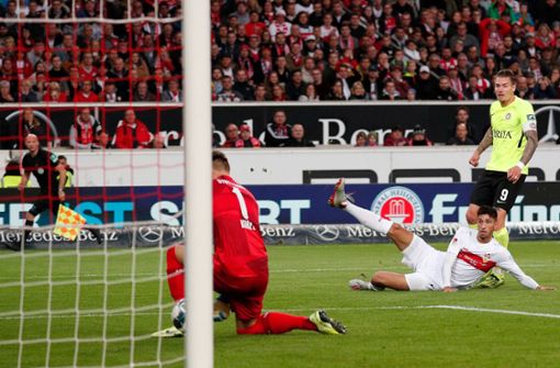 Manuel Schäffler zum Zweiten – der Stürmer des SV Wehen Wiesbaden schockte den VfB Stuttgart. Foto: Baumann