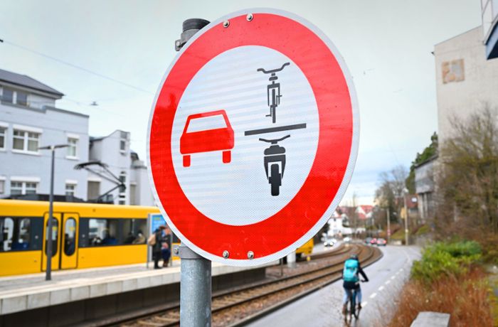 Fahrrad-Überholverbotsschild in Stuttgart: Seit einer Woche stehen die Schilder – werden sie auch beachtet?