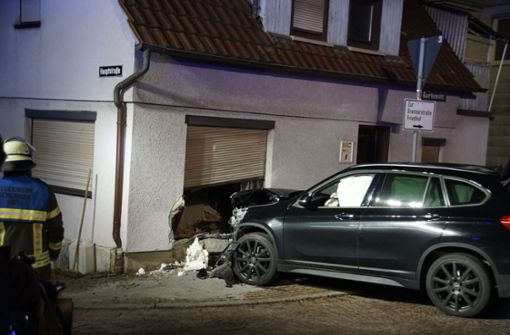Endstation Wohnzimmer: Ein Fahrerin kracht mit ihrem Wagen gegen eine Hauswand. Foto: SDMG/Hemmann