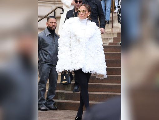 Jennifer Lopez überrascht mit schrägem Outfit. Foto: IMAGO/Bestimage