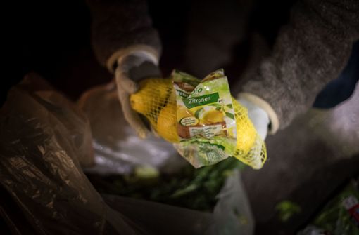 In Deutschland werden jedes Jahr Millionen Tonnen an Lebensmitteln weggeworfen. Diese aus dem Abfall zu fischen, ist und bleibt eine Straftat. Foto: Lichtgut/Max Kovalenko