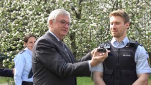 Innen-Staatssekretär Julian Würtenberger – hier bei der Übergabe von Bodycams an Polizisten. Foto: SDMG