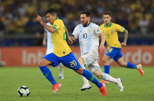Lionel Messi (Mitte) muss sich mit Argentinien Roberto Firmino und Brasilien geschlagen geben. Foto: Getty Images
