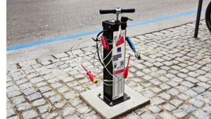 So sieht die Servicesäule für Radfahrer mit Werkzeug und Pumpe aus. Foto: /Cedric Rehman