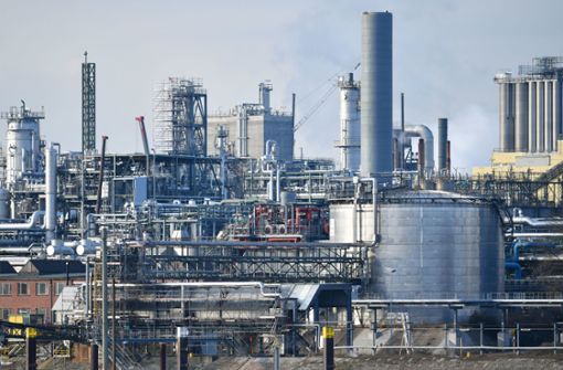 Mit Verlusten haben die Aktien des Chemieriesen BASF am Montag auf die gesenkte Jahresprognose des Unternehmens reagiert. Foto: dpa