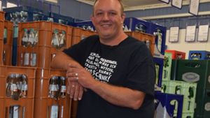 In seinem Getränkemarkt in Stuttgart-Vaihingen verkauft Hans-Peter Kastner nur noch Mehrwegflaschen. Foto: Alexandra Kratz