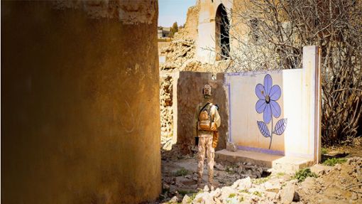 Soldat im zerstörten Stadtzentrum der nordirakischen Staat Shingal. Foto: IMAGO/photothek/IMAGO/Kira Hofmann