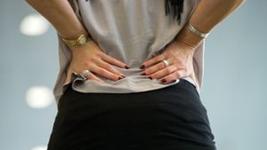 Die meisten Menschen kennen den stechenden Schmerz: der Rücken ist oft eine Schwachstelle Foto: dpa
