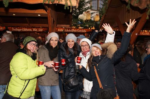 Gegen Schmuddelwetter hilft am besten Glühwein auf dem Weihnachtsmarkt – oder die alkoholfreie Variante. Foto: Andreas Rosar Fotoagentur-Stuttgart
