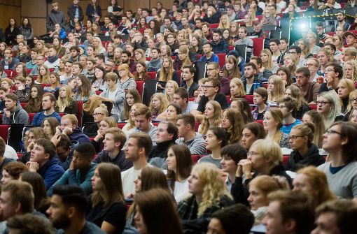 Im Durchschnitt liegt das Betreuungsverhältnis an deutschen Unis bei 67 Studenten pro Professor. Foto: dpa
