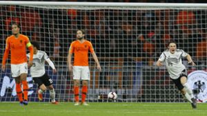 Oranje konsterniert, Deutschland jubelt: Nico Schulz (re.) hat in Amsterdam das 3:2 für die DFB-Elf kurz vor Schluss erzielt.Foto:AP Foto:  