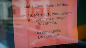 In der Eingangstür einer zur Zeit geschlossenen Stuttgarter Kita hängt ein Schild, das über den Warnstreik informiert. Foto: dpa