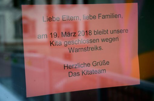 In der Eingangstür einer zur Zeit geschlossenen Stuttgarter Kita hängt ein Schild, das über den Warnstreik informiert. Foto: dpa