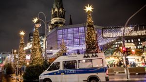 Ein Video-Überwachungsfahrzeug der Polizei steht Anfang Dezember in Berlin vor dem Weihnachtsmarkt am Breitscheidplatz. Foto: dpa