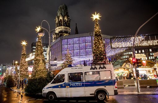 Ein Video-Überwachungsfahrzeug der Polizei steht Anfang Dezember in Berlin vor dem Weihnachtsmarkt am Breitscheidplatz. Foto: dpa