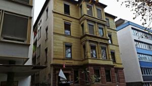 Ganz allein inmitten von Neubauten erinnert die Fassade eines  Gebäudes an der Ossietzkystraße 6 an frühere Zeiten in Stuttgart. Ein Anwohner fürchtet, dass das Haus ebenfalls abgerissen wird. Foto: Cedric Rehman