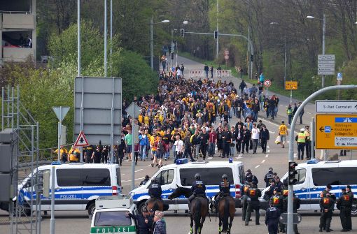 Der Einsatz rund um das Spiel des VfB Stuttgart gegen die SG Dynamo Dresden verlief laut Polizei ohne größere Vorkommnisse. Foto: Andreas Rosar Fotoagentur-Stuttg