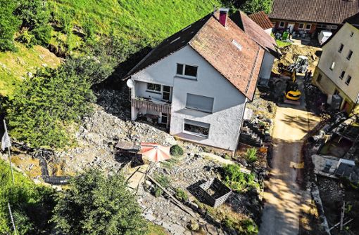 Bild des Schreckens: Ein Wohnhaus ist komplett von Geröll umgeben, vom Garten ist nichts mehr übrig. . Foto: KS-Images.de/Karsten Schmalz
