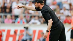 Der VfB-Coach Sebastian Hoeneß gibt die Richtung vor. Foto: Pressefoto Baumann/Volker Müller