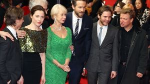 Großes Staraufgebot bei der Berlinale: Helen Mirren in Grün umrahmt von Männern wie Ryan Reynolds und Daniel Brühl. Foto: dpa