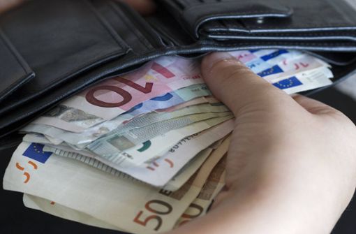 Der Unbekannte stahl rund 180 Euro aus dem Geldbeutel der Seniorin. (Symbolbild) Foto: imago/Eibner/imago stock&people